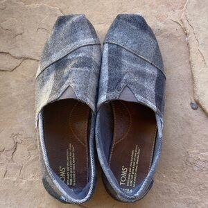 TOMS Men's Charcoal and Light Gray Plaid Loafers